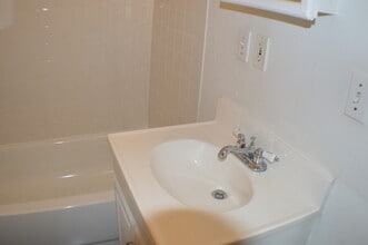 166 Everett St, Unit 2 in Boston, MA - Building Photo - Building Photo