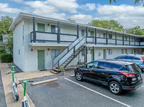 Cedar Street Flats in Austin, TX - Building Photo - Building Photo