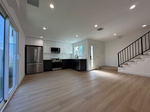 6700 Noble Ave in Los Angeles, CA - Building Photo - Building Photo