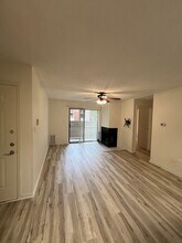 2028 N Rand Rd, Unit 104 in Palatine, IL - Foto de edificio - Building Photo