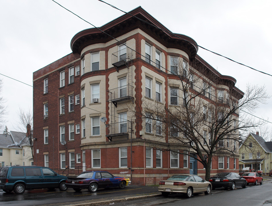 9 Allyn St in Holyoke, MA - Foto de edificio