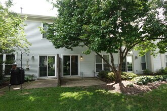 1070 Woodhill Ct in Elgin, IL - Building Photo - Building Photo