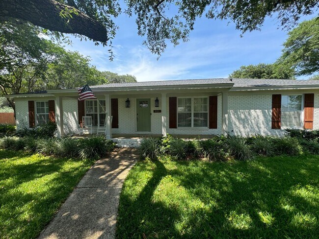 831 Bay Cliffs Rd in Gulf Breeze, FL - Building Photo - Building Photo