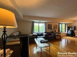 1243 Beacon St, Unit 3B in Brookline, MA - Building Photo - Building Photo