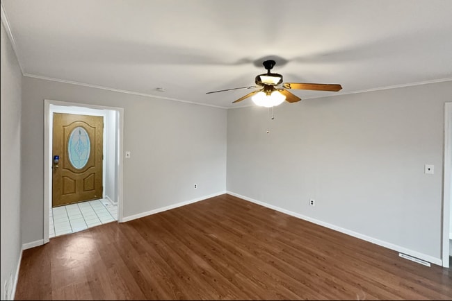 38 Warrenville Rd in Middlesex, NJ - Foto de edificio - Building Photo