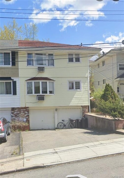 35 Valerie Dr in Yonkers, NY - Building Photo