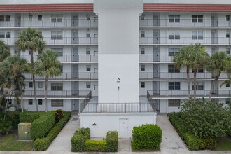 Poinciana Place Cond in Lake Worth, FL - Building Photo - Building Photo
