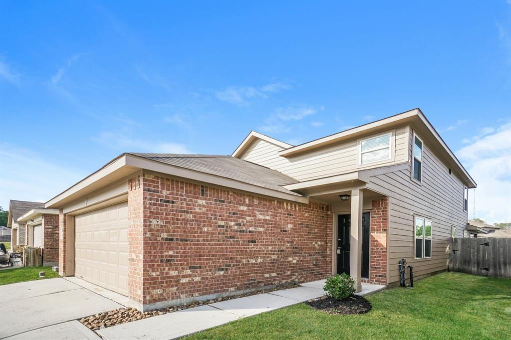 380 N Meadows Dr in Willis, TX - Building Photo