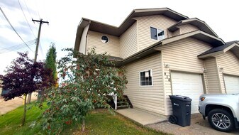 916-911 11 St in Cold Lake, AB - Building Photo