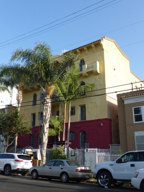 2856 Francis Ave in Los Angeles, CA - Foto de edificio