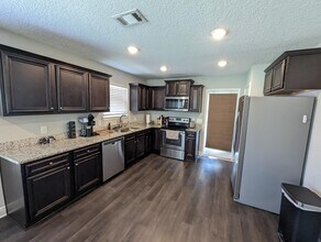 5619 Charter Cir in Gulf Breeze, FL - Building Photo - Building Photo
