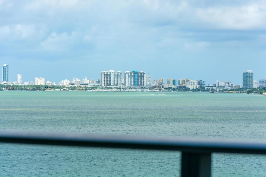 650 NE 32nd St, Unit 805 in Miami, FL - Building Photo