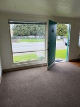 100 Logan Ave S, Unit Unit B in Renton, WA - Building Photo - Building Photo