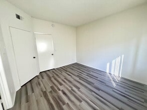 Crown Point Apartments in Northridge, CA - Foto de edificio - Building Photo