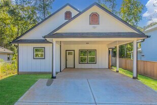 15591 Arrowhead Loop W in Willis, TX - Building Photo