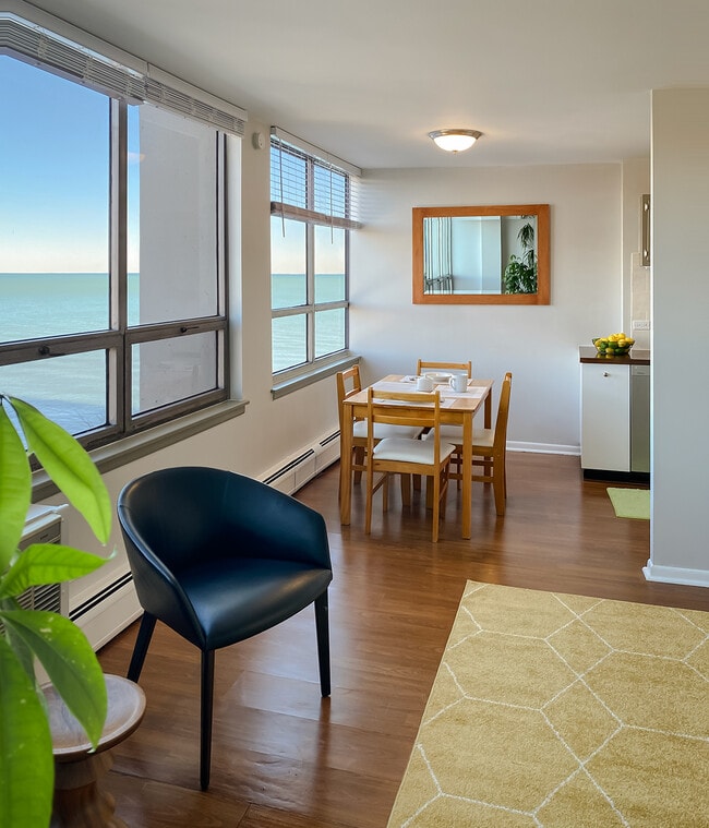 6171 N Sheridan Rd, Unit 505 in Chicago, IL - Foto de edificio - Building Photo