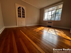 105 Longwood Ave, Unit 1 in Brookline, MA - Foto de edificio - Building Photo