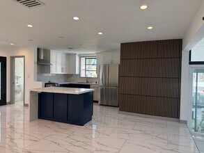 6910 Laramie Ave in Winnetka, CA - Foto de edificio - Building Photo