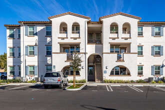 Valencia Garden Apartments in Orange, CA - Building Photo - Building Photo