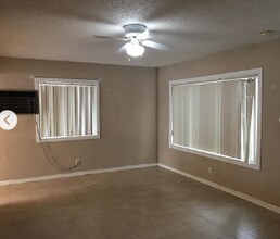 4870 Abbott Rd in Lynwood, CA - Foto de edificio - Building Photo