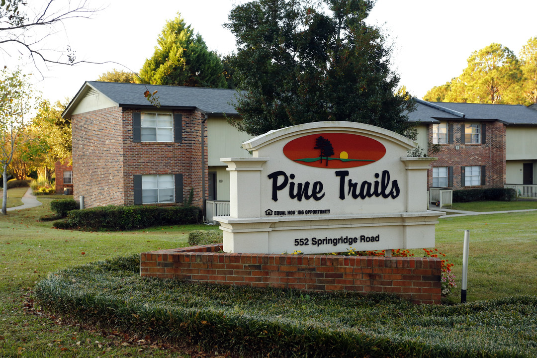 Pine Trails in Clinton, MS - Foto de edificio