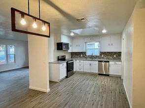 325 SE M St in Grants Pass, OR - Foto de edificio - Building Photo