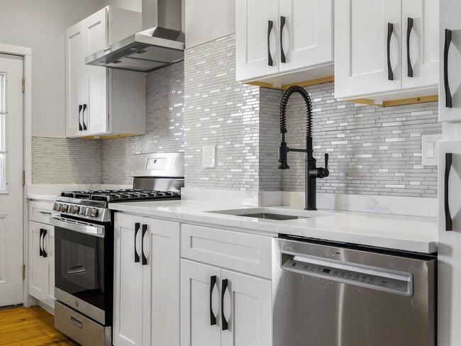 117 Cottage St, Unit 2 in Boston, MA - Foto de edificio - Building Photo