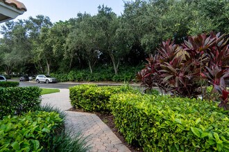 6670 NW 27th Ave in Boca Raton, FL - Foto de edificio - Building Photo