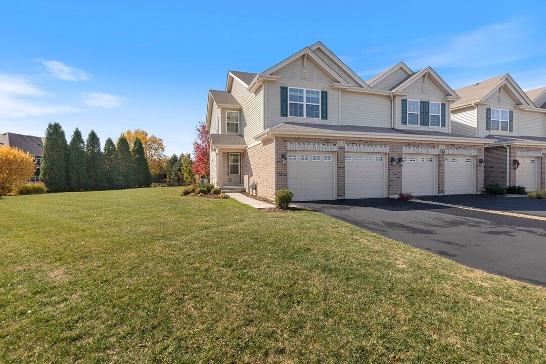 2115 Canyon Creek Ct in Aurora, IL - Building Photo