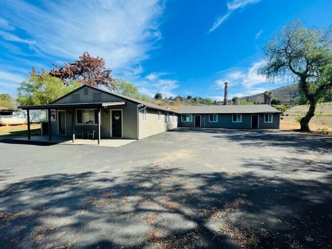3823 Robinhood Ln in Vista, CA - Building Photo - Building Photo