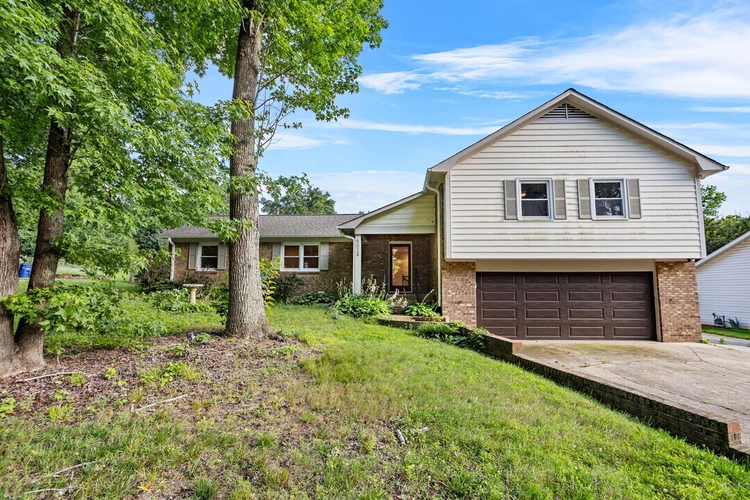 5024 Timbrook Ln in Winston-Salem, NC - Building Photo