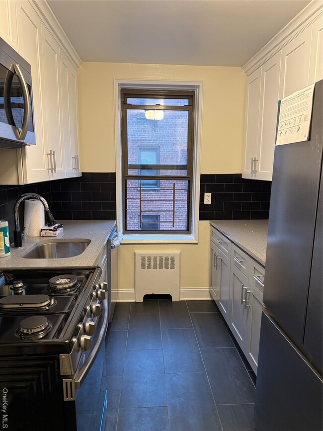 555 McLean Ave in Yonkers, NY - Building Photo - Building Photo