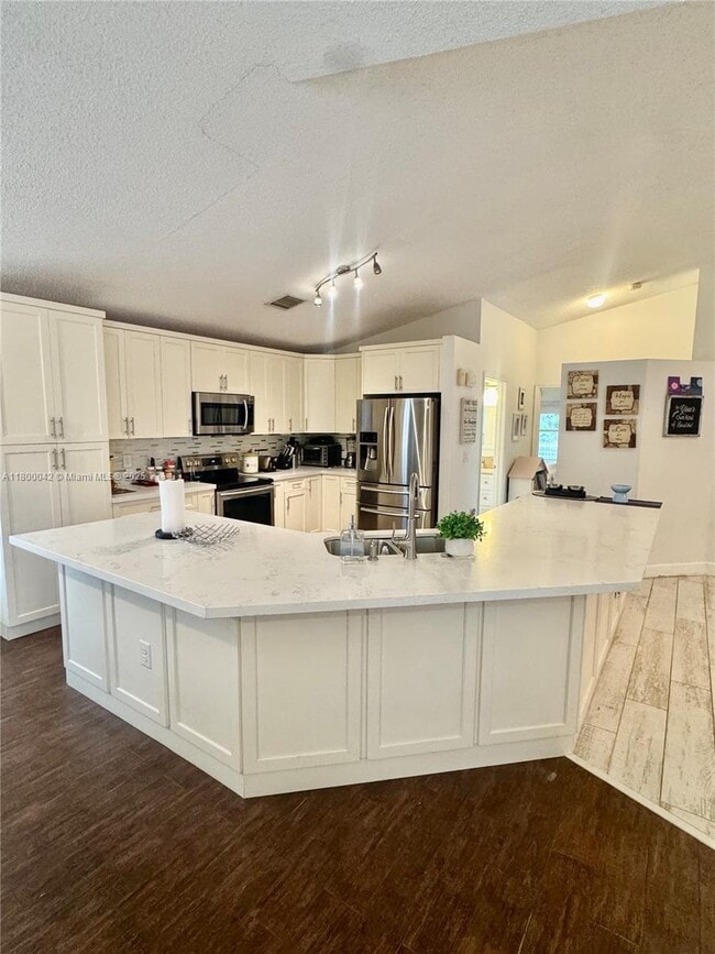 685 SW 198th Ter in Pembroke Pines, FL - Building Photo - Building Photo