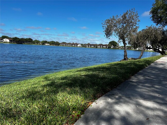 203 Lake Pointe Dr, Unit 102 in Oakland Park, FL - Building Photo - Building Photo