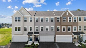 21 Lyriq Ct in Inwood, WV - Building Photo