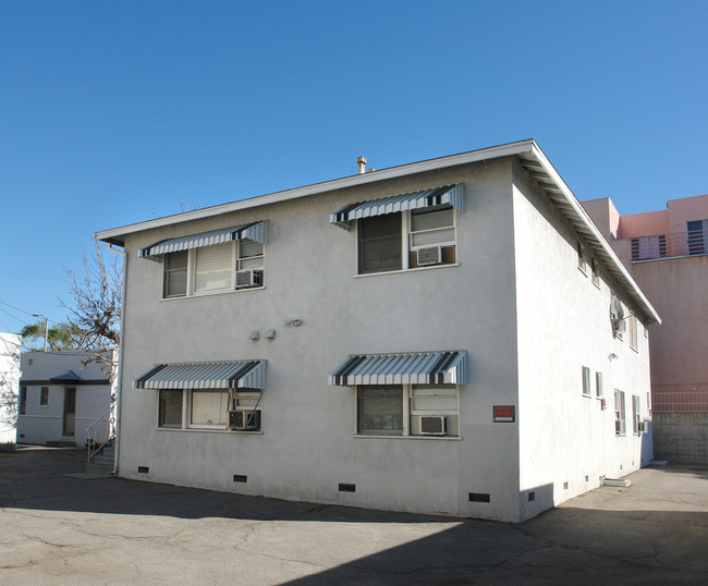 11030 Hesby St in North Hollywood, CA - Building Photo - Building Photo