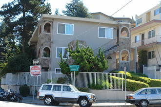 2 Whitmore Pl in Oakland, CA - Building Photo - Building Photo