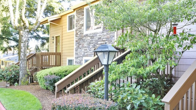 The Bluffs at Mountain Park in Lake Oswego, OR - Building Photo - Building Photo