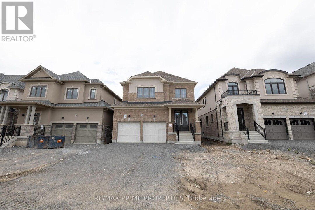 210 Flood Ave in Clarington, ON - Building Photo