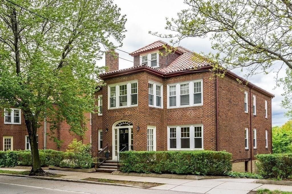 237 Winchester St in Brookline, MA - Building Photo