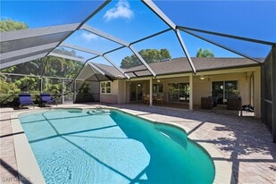 2261 Kings Lake Blvd in Naples, FL - Building Photo