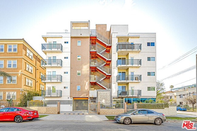 property at 903 S New Hampshire Ave