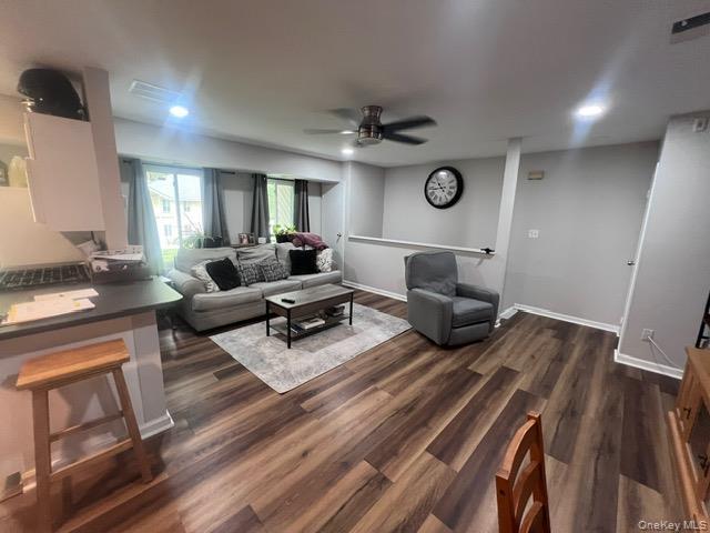 30 Navajo Ct in Brookhaven, NY - Building Photo