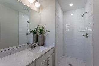 Depot 16 Flats and Townhomes in Bentonville, AR - Building Photo - Interior Photo