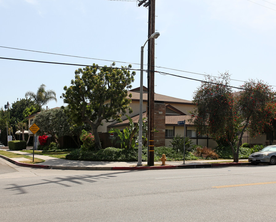 18000 Burbank Blvd in Encino, CA - Building Photo