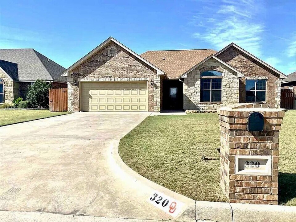 320 Northeast Mountain Meadow Drive in Cache, OK - Building Photo