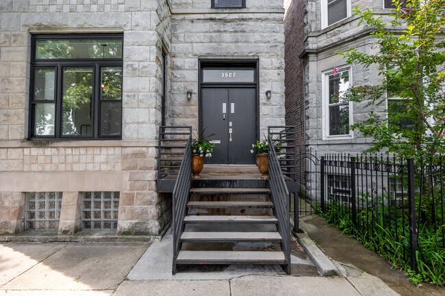 3507 W Carroll Ave, Unit #1 in Chicago, IL - Building Photo - Building Photo