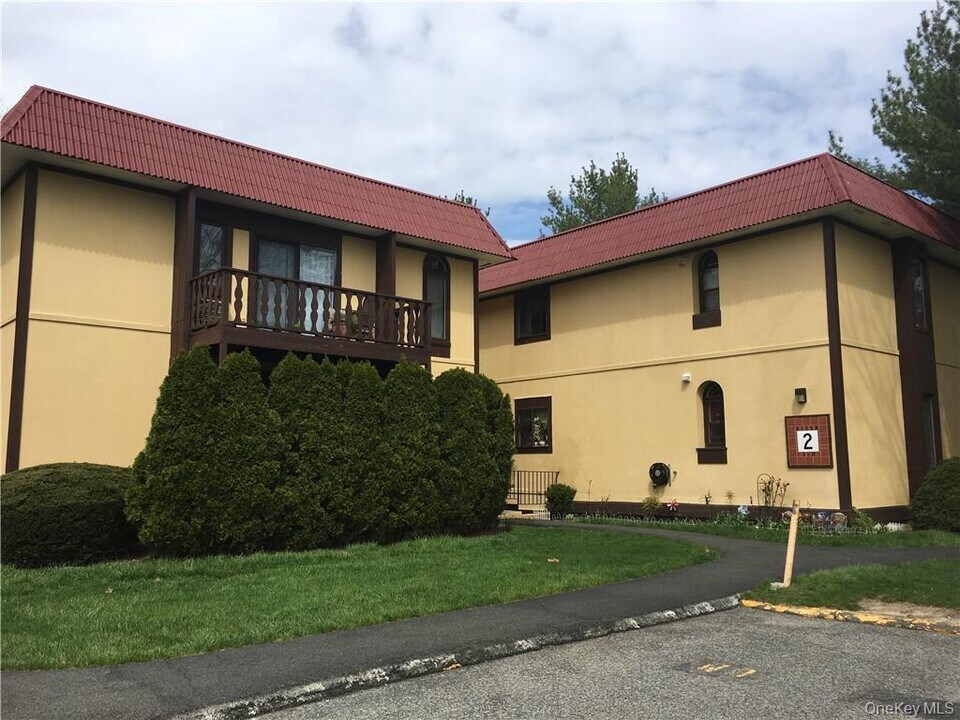 2 Granada Crescent in White Plains, NY - Building Photo