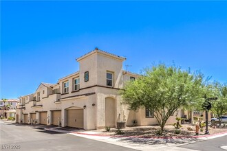 976 Via Panfilo Ave in Henderson, NV - Foto de edificio - Building Photo