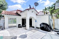 1397 Cottonwood Cir in Weston, FL - Foto de edificio - Building Photo